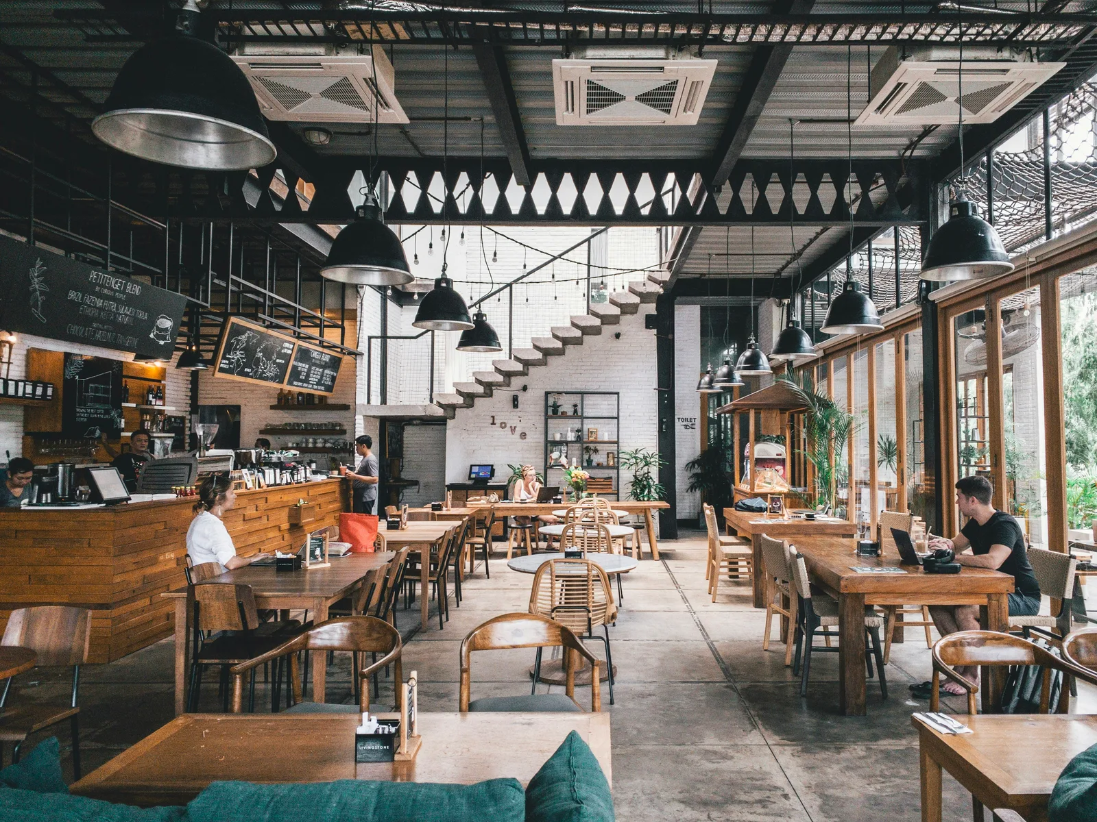 Los Angeles-based scratch-made pizza, pasta, and wings restaurant with 3 locations